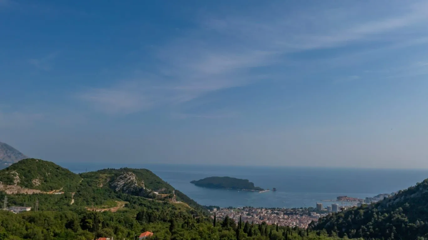 Pogled na more i grad sa visoke pozicije.