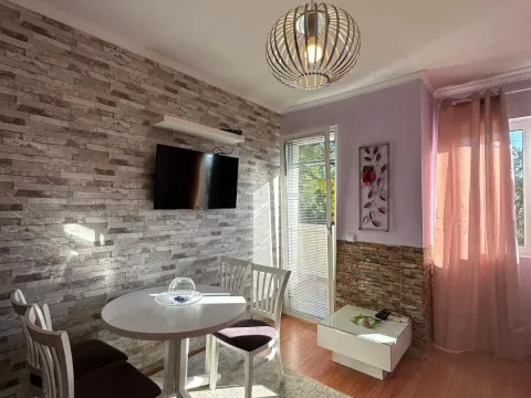 Rent, two bedroom apartment, 75m², Tivat, Crna Gora - image 3