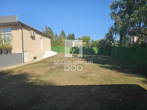 Prostrano dvorište sa zelenom ogradom pored kuće. - image 18