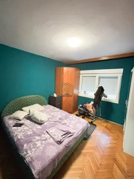 Namještena spavaća soba sa bračnim krevetom, ormarom i drvenim podom. - image 15