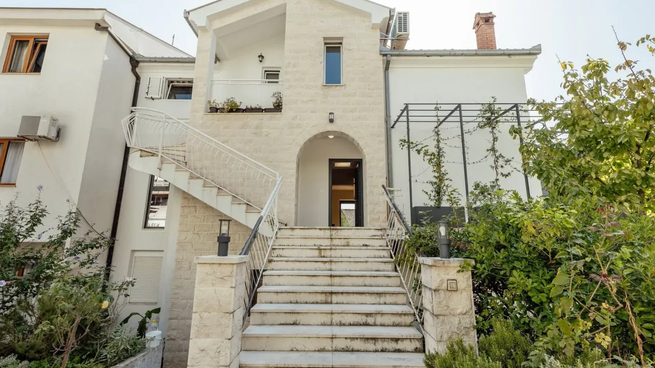 Sale, two bedroom apartment, 180m², Savina, Herceg Novi