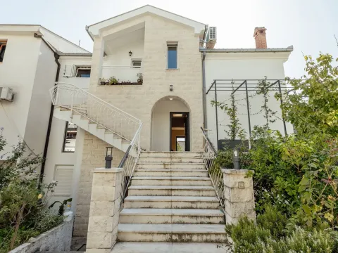 Prodaja, dvosoban stan, 180m², Savina, Herceg Novi - image 1