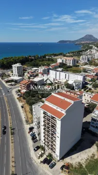 Pogled iz vazduha na obalu, grad i more. - image 13