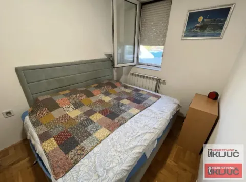 Nameštena spavaća soba sa bračnim krevetom i prozorom. - image 6