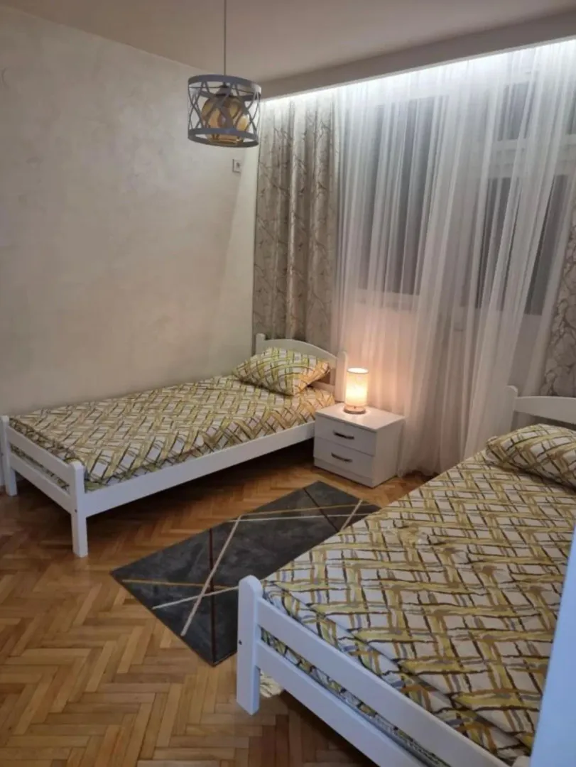 Bedroom with two single beds and a nightstand.