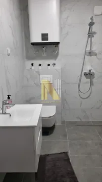 Savremeno opremljeno kupatilo sa tuš kabinom, umivaonikom i bojlerom. - image 10