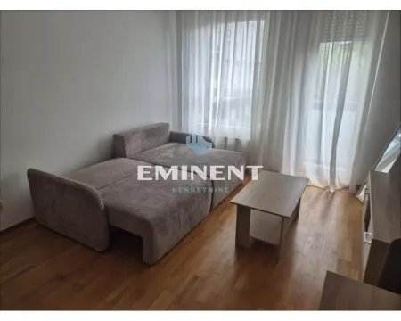 Dnevna soba sa ugaonom garniturom i prozorima prekrivenim belim zavesama. - image 3