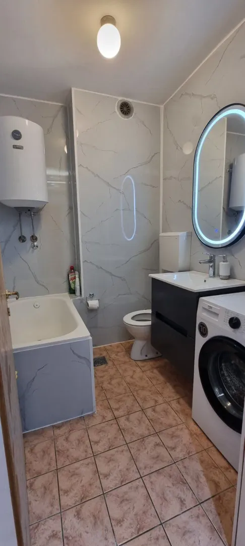 Kupatilo sa kadom, toaletom, lavaboom i veš mašinom.