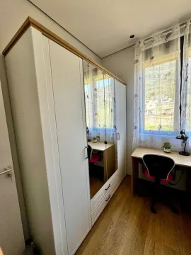 Manja spavaća soba sa velikim garderoberom i radnim stolom pored prozora. - image 7