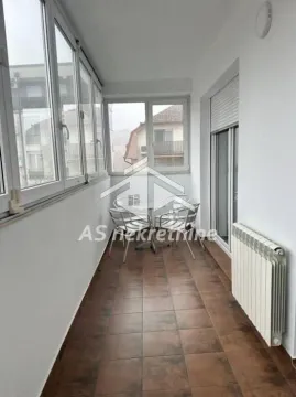 Zastakljeni balkon sa stolom i stolicama. - image 17