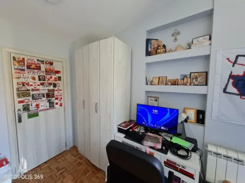 Radni kutak sa računarom i garderoberom u spavaćoj sobi. - image 13