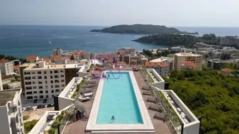 Pogled iz ptičje perspektive na krovni bazen i okolne zgrade sa pogledom na more. - image 4