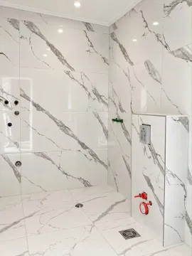 Moderne mermerne pločice u kupatilu sa tuš kabinom u izgradnji. - image 4