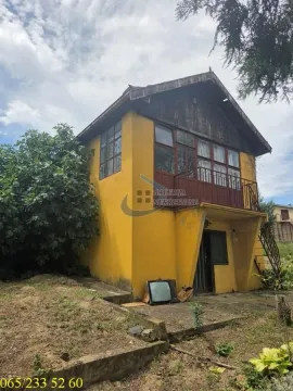 Pogled na stariju kuću sa dvorištem. - image 3