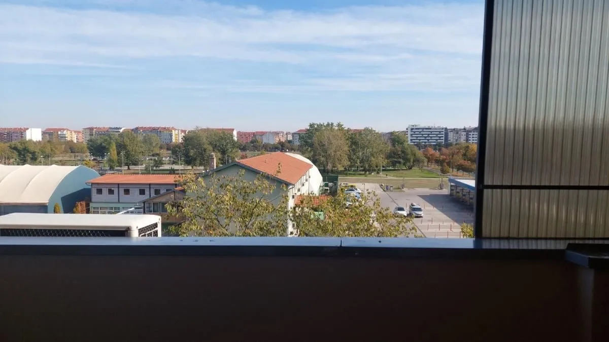 Pogled sa terase na naselje i okolno zelenilo.