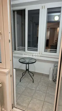 Manji zatvoreni balkon sa keramičkim pločicama i malim okruglim stočićem. - image 15