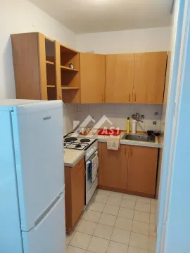 Manja kuhinja sa drvenim elementima i belim frižiderom. - image 5
