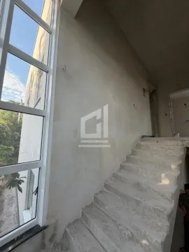 Unutrašnjost objekta u izgradnji sa betonskim stepenicama i velikim prozorom. - image 21