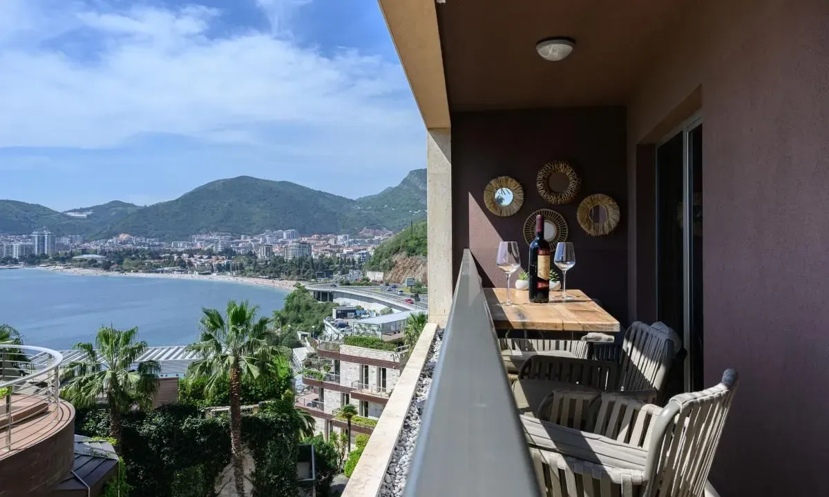 Izdavanje, dvosoban stan, 95m², Bečići, Budva