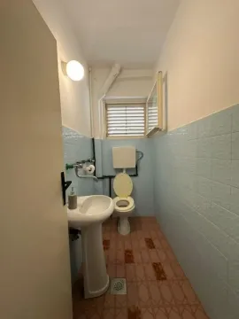 Manje kupatilo sa umivaonikom, WC šoljom i plavim pločicama. - image 7