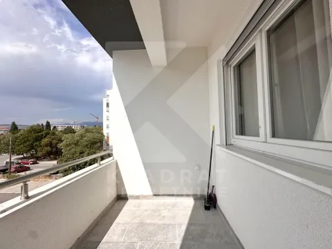 Nenamješten balkon sa pogledom na okolinu. - image 10