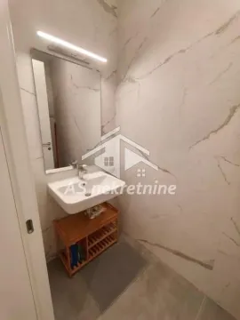 Manje kupatilo obloženo mermernim pločicama sa umivaonikom i ogledalom. - image 21