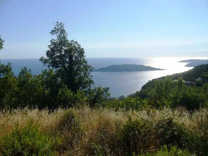 Pogled na more i ostrvo u daljini sa zemljišta.