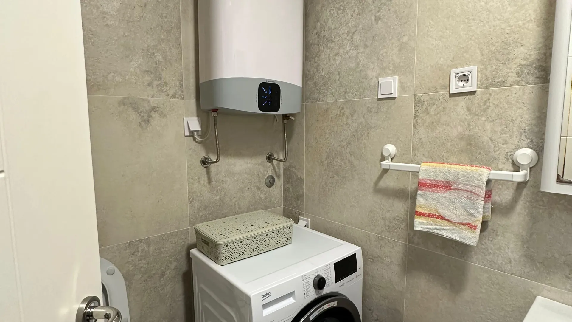 Izdavanje, dvosoban stan, 70m², Kalimanj, Tivat