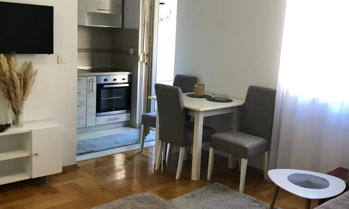 Izdavanje, jednosoban stan, 33m², Stari Aerodrom, Podgorica