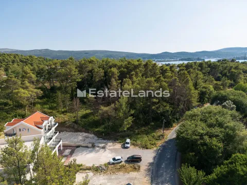 Pogled iz vazduha na objekat u prirodi sa okolnim zelenilom i putem. - image 3