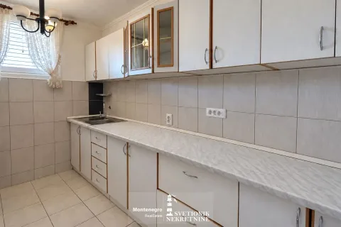 Manja svijetla kuhinja sa bijelim elementima i mermernom radnom površinom. - image 5