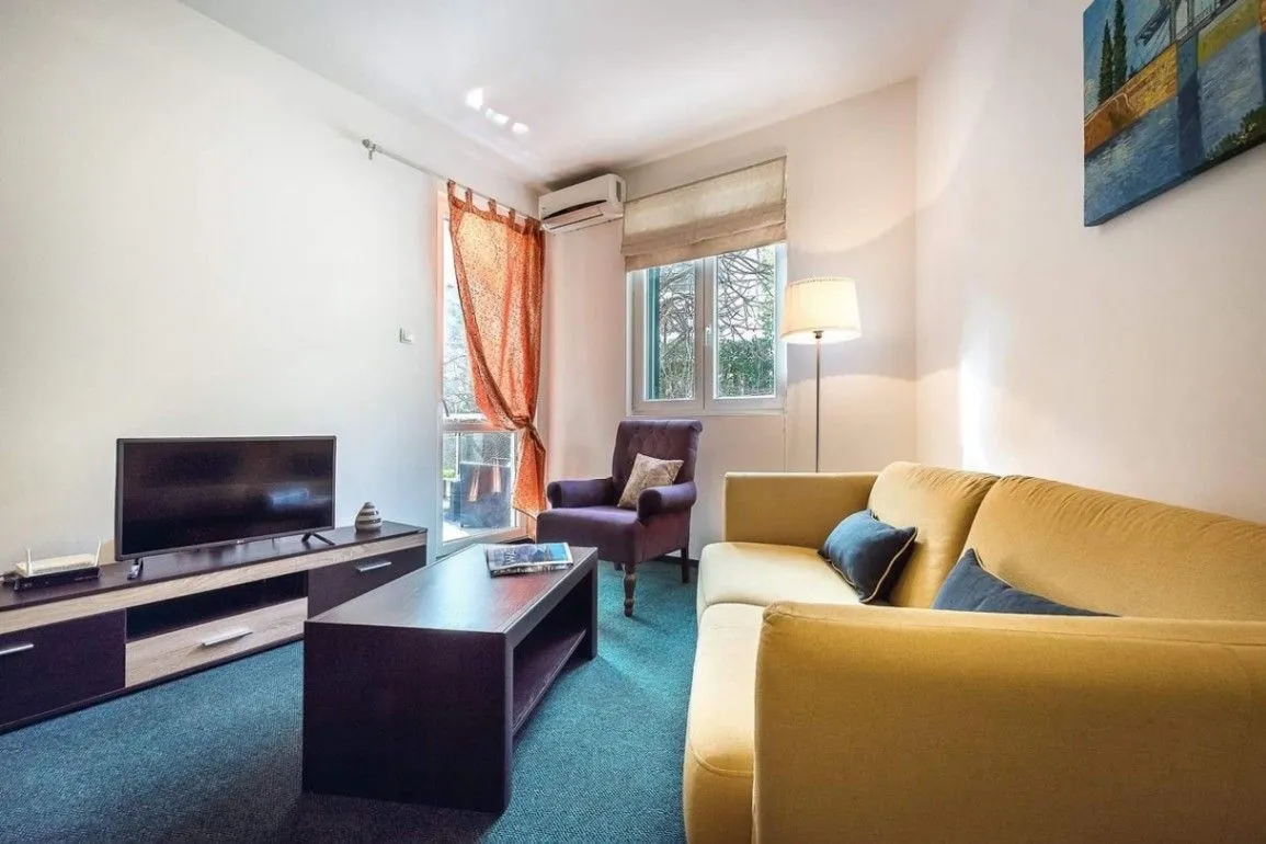 Izdavanje, dvosoban stan, 58m², Boreti, Budva