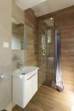 Moderno opremljeno kupatilo sa tuš kabinom i umivaonikom. - image 16