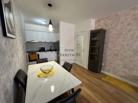 Dnevni boravak sa trpezarijom i kuhinjom u pozadini. - image 9