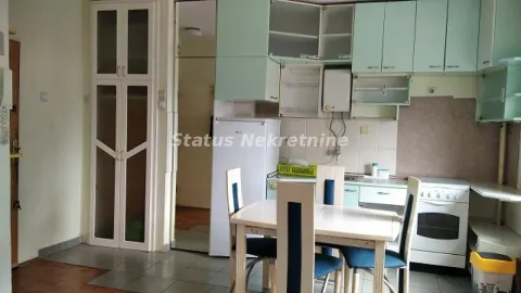 Manja kuhinja sa trpezarijskim stolom i stolicama. - image 4
