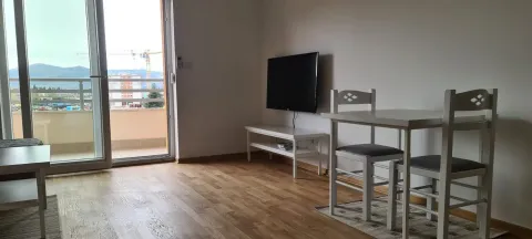 Svijetla dnevna soba sa trpezarijskim stolom i izlazom na balkon. - image 16