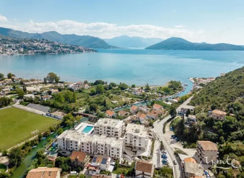 Pogled iz vazduha na stambeni kompleks sa bazenom blizu obale mora. - image 29