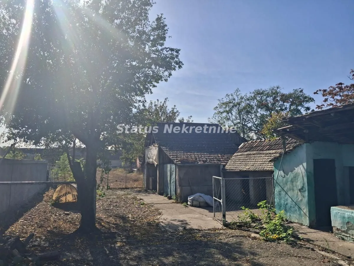 Pogled na dvorište i pomoćne objekte.