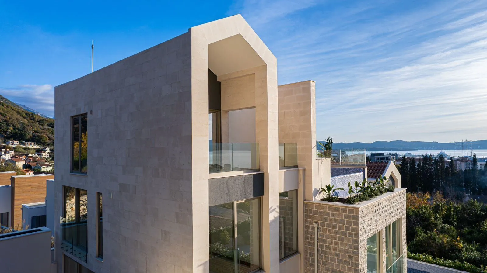 Prodaja, trosoban stan, 246m², Tivat, Crna Gora