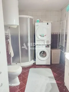 Kupatilo sa tuš kabinom, WC šoljom i veš mašinom. - image 8