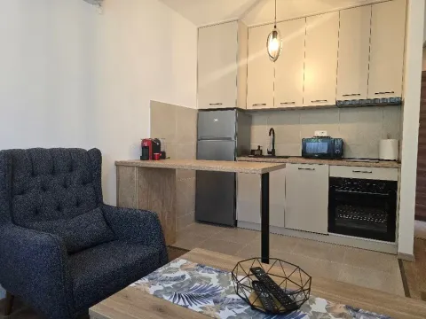 Manja kuhinja sa trpezarijskim dijelom i dnevnim boravkom. - image 2