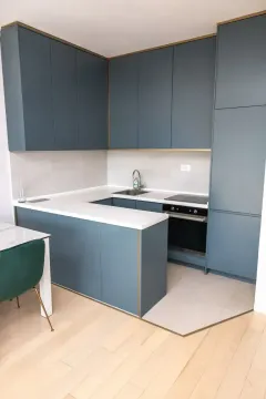 Moderna kuhinja sa plavim elementima i ugradnom tehnikom. - image 6