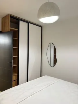 Moderna spavaća soba sa bračnim krevetom, ormarom i ogledalom. - image 5