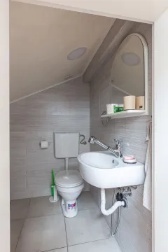 Malo kupatilo sa umivaonikom i toaletnom šoljom pod kosinom. - image 20