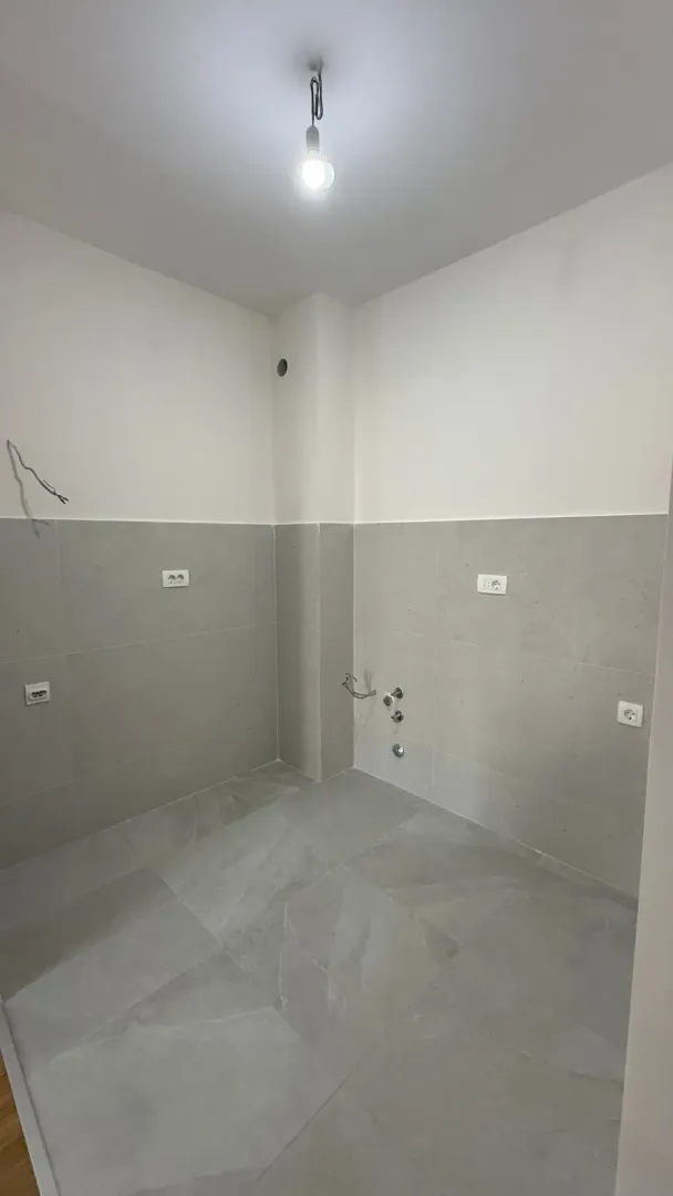 View of a part of a room under construction with ceramic tiles on the walls and floor.