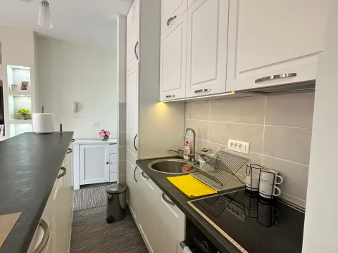 Izdavanje, jednosoban stan, 48m², Tivat, Crna Gora - image 2