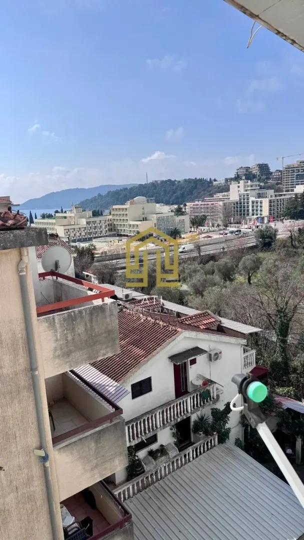 Pogled sa terase na naselje i more.