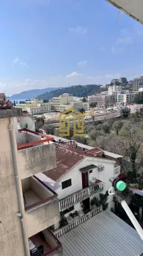 Pogled sa terase na naselje i more. - image 9
