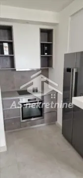 Moderna kuhinja sa ugradnim elementima i frižiderom. - image 11