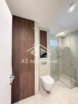 Moderno kupatilo sa tuš kabinom i visećom wc šoljom. - image 19